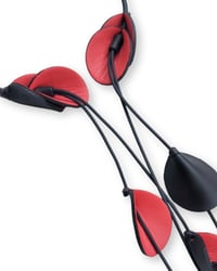 Image 13 of Collana artigianale in pelle, modello "ELITRE CASCATA"