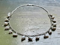 Image 4 of Kurze Halskette mit kleinen Keshi Perlen