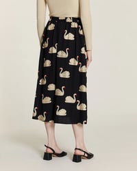 Image 4 of Falda bordado cisnes  de Pepaloves