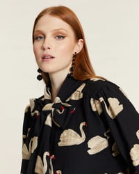 Image 2 of Camisa bordado cisnes  de Pepaloves