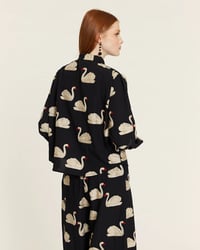 Image 3 of Camisa bordado cisnes  de Pepaloves