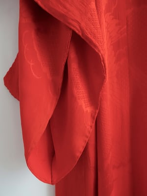 Image of Copy of Rød silke kimono dame m. damaskvævede lykketraner