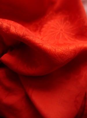 Image of Rød silke kimono dame m. damaskvævede ferskenfarvet krave