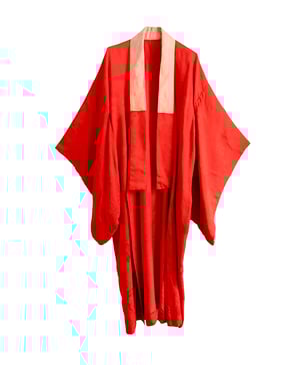 Image of Rød silke kimono dame m. damaskvævede ferskenfarvet krave