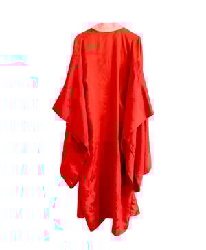 Image of Rød silke kimono dame m. damaskvævede ferskenfarvet krave