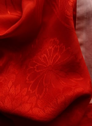 Image of Rød silke kimono dame m. damaskvævede ferskenfarvet krave