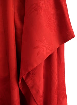 Image of Rød silke kimono dame m. damaskvævede ferskenfarvet krave