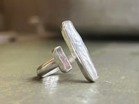 Image 1 of Verstellbarer Ring Biwaperle und rosa Rohturmalin