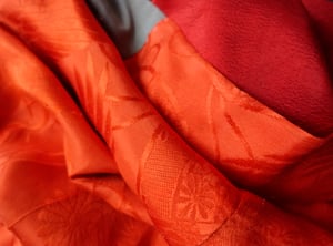 Image of Silke kimono dame - i koralrød m. indvævede krysantemum og grå krave