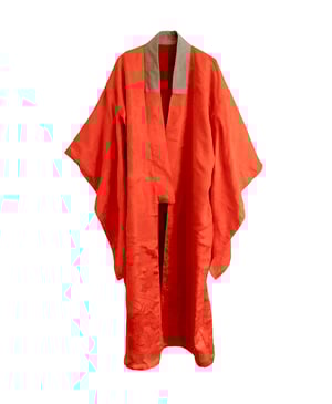 Image of Silke kimono dame - i koralrød m. indvævede krysantemum og grå krave