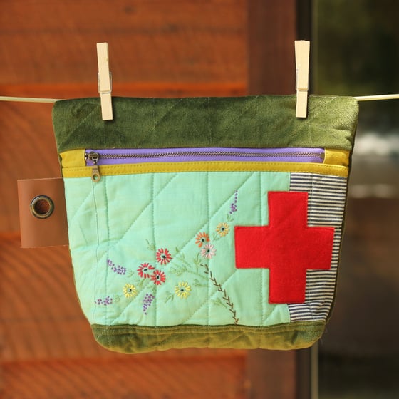 Image of GERTIE - x - the biggy sized Quilted Carrier // First Aid pouch