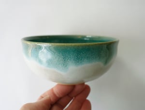 Image of Grøn keramikskål med grøn-hvid glasur 
