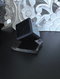 Image 2 of CUBE SHUNGITE SUR SOCLE 50mm
