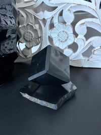 Image 1 of CUBE SHUNGITE SUR SOCLE 50mm