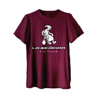 La señora a la fresca / Camiseta burdeos