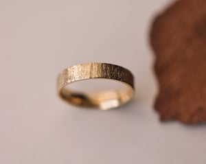Image of 18ct gold, 5mm, flat court, horn textured ring