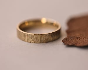Image of 18ct gold, 5mm, flat court, horn textured ring