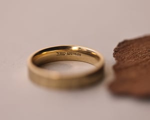 Image of 18ct gold, 5mm, flat court, horn textured ring