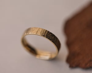 Image of 18ct gold, 5mm, flat court, horn textured ring
