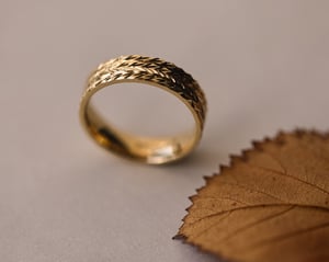 Image of 18ct yellow gold 6mm flat court herringbone ring
