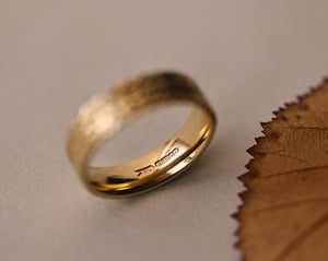 Image of 18ct yellow gold 6mm flat court herringbone ring