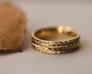 Image of 18ct yellow gold 6mm flat court herringbone ring