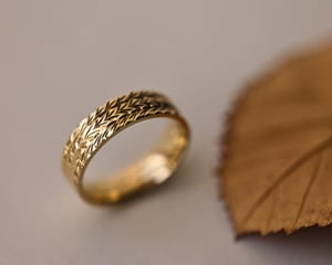 Image of 18ct yellow gold 6mm flat court herringbone ring