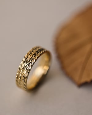 Image of 18ct yellow gold 6mm flat court herringbone ring