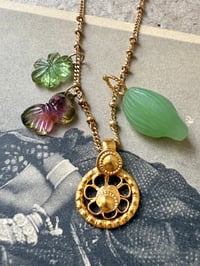 Image 5 of Amulettes indiennes fleurs. 