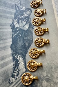 Image 1 of Amulettes indiennes fleurs. 