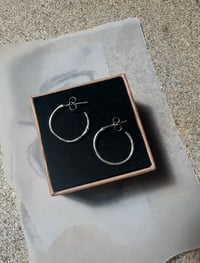 Image 2 of "Capillary" hoop earrings