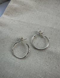 Image 3 of "Capillary" hoop earrings