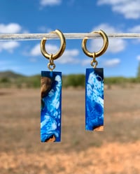 Cala Xarraca - Orecchini in legno e resina.