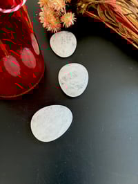 Image 1 of LOT 3 GALETS CRISTAL DE ROCHE ANTI STRESS 