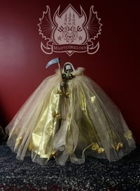 Capa de La Niña – Gold Tulle with Iridescent Gems and Bows