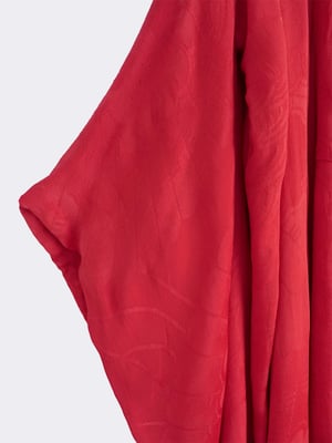 Image of Kimono dame - i kirsebærrød silke m. indvævede bøgler og fugle