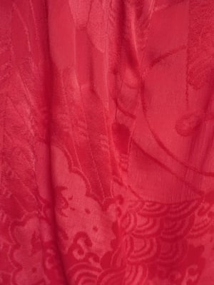 Image of Kimono dame - i kirsebærrød silke m. indvævede bøgler og fugle