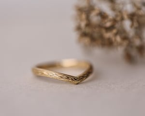 Image of 18ct Yellow gold 2mm court ‘Olive leaf’ and milled edge engraved wishbone ring