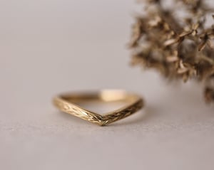 Image of 18ct Yellow gold 2mm court ‘Olive leaf’ and milled edge engraved wishbone ring