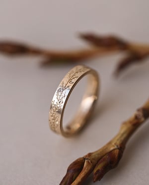 Image of 9ct yellow gold 4mm flat court 'fir engraved' ring