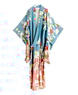 Image of Kimono dame - i lys petroluemsblå silke med blomster flor - håndkoloreret