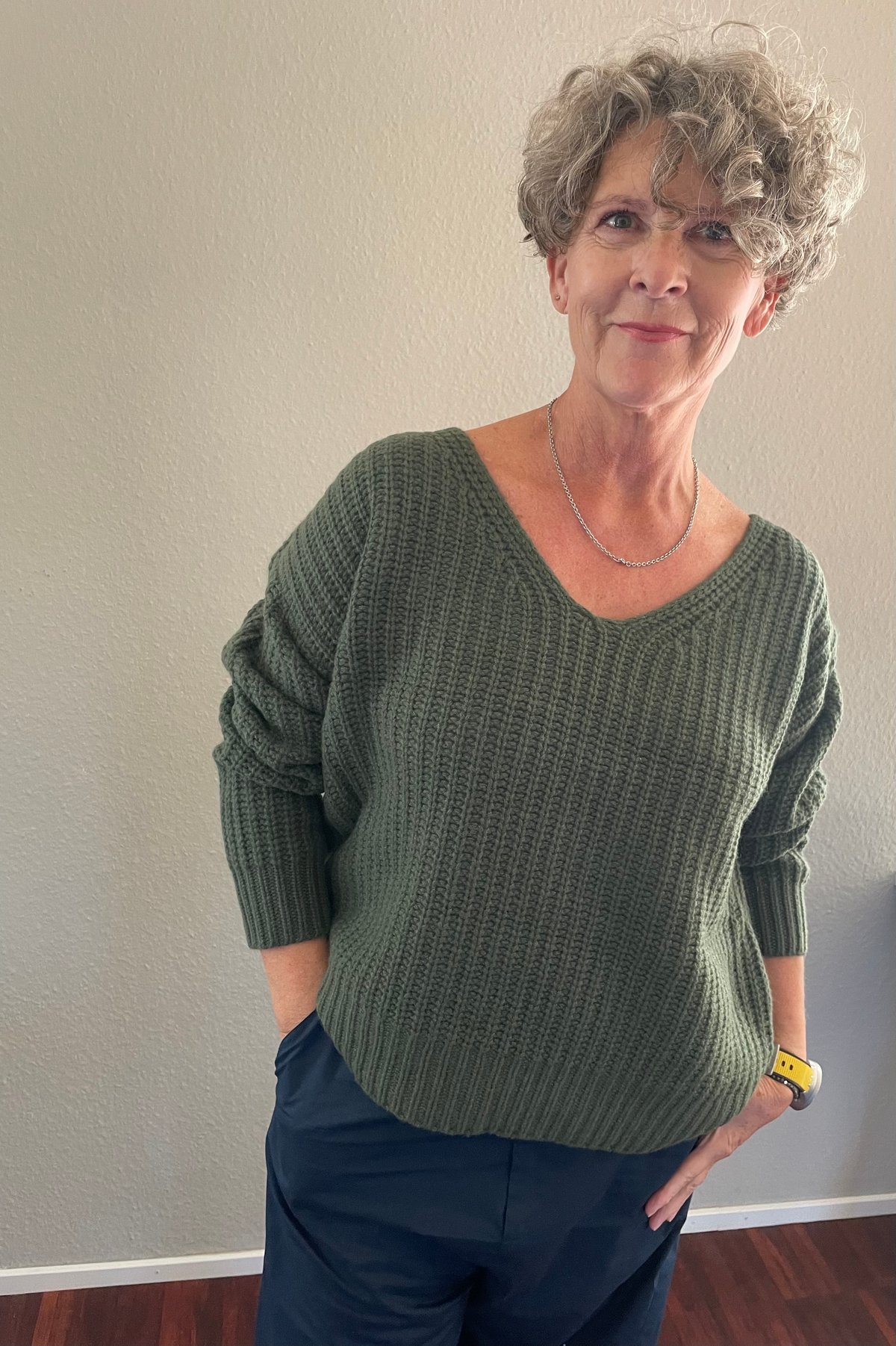 Image of V-Neck 100% Cashmere Avocado olive