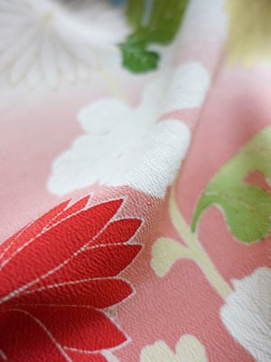 Image of Kimono dame - i lys petroluemsblå silke med blomster flor - håndkoloreret