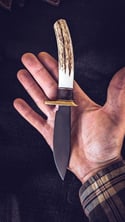 Cuchillo de apoyo con laurel y ciervo