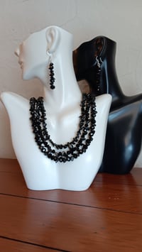 Image 1 of BLACK ONYX GEMSTONE CHIPS WITH BLACK  FACETED CRYSTAL BEADS 
