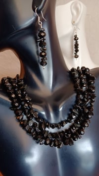 Image 2 of BLACK ONYX GEMSTONE CHIPS WITH BLACK  FACETED CRYSTAL BEADS 