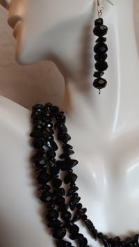 Image 4 of BLACK ONYX GEMSTONE CHIPS WITH BLACK  FACETED CRYSTAL BEADS 