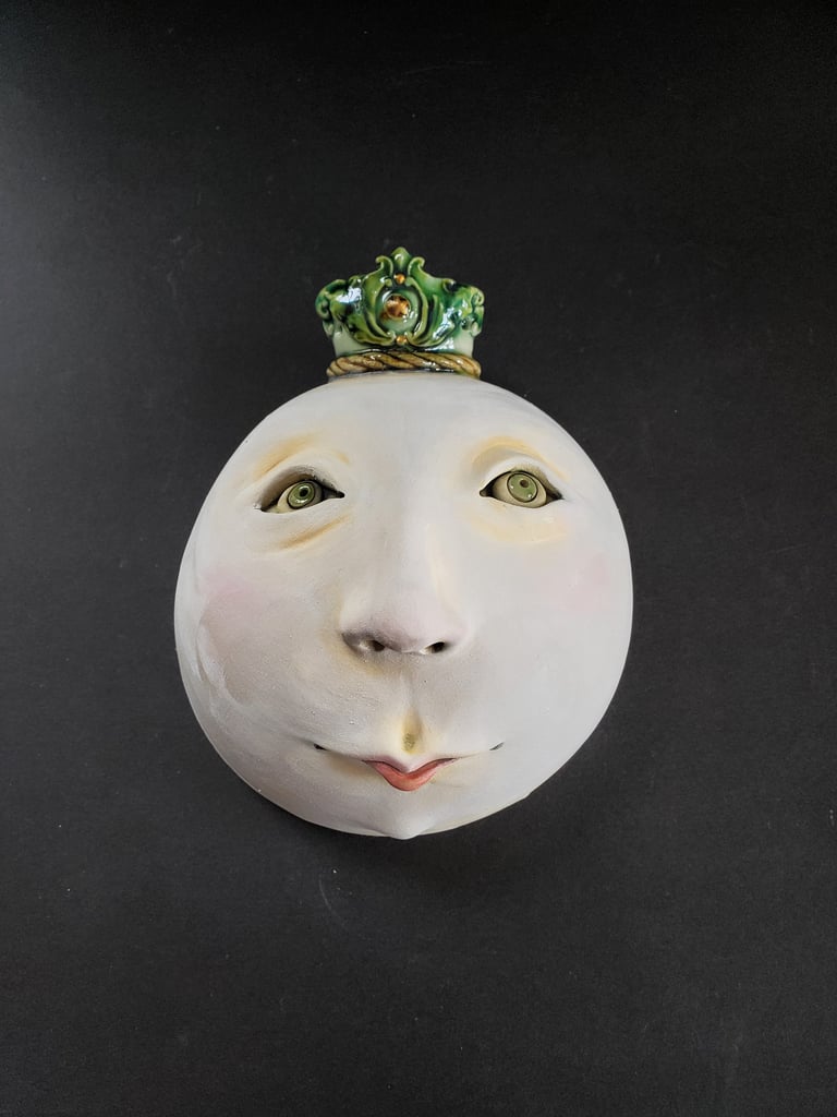 Wall mask with crown Image 3