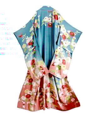 Image of Kimono dame - i lys petroluemsblå silke med blomster flor - håndkoloreret