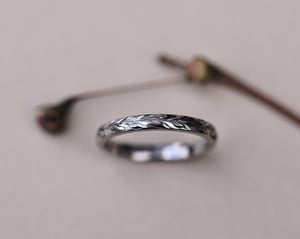 Image of 2mm ‘Olive leaf’ and engraved ring